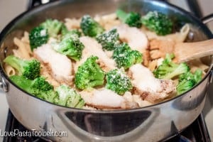 AD: Make dinner easy with this One Pot 10 Minute Chicken & Broccoli Pasta- Love, Pasta and a Tool Belt | one pot | pasta | pasta recipes | recipe ideas | easy dinner idea | food |