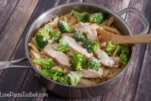 AD: Make dinner easy with this One Pot 10 Minute Chicken & Broccoli Pasta- Love, Pasta and a Tool Belt | one pot | pasta | pasta recipes | recipe ideas | easy dinner idea | food |