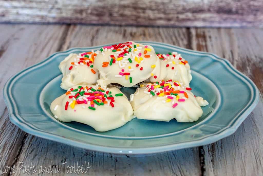 Satisfy your sweet tooth with these White Chocolate Covered Oreos- Love, Pasta and a Tool Belt | desserts | cookies | Oreos | white chocolate | sprinkles | recipes | 