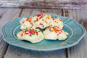 Satisfy your sweet tooth with these White Chocolate Covered Oreos- Love, Pasta and a Tool Belt | desserts | cookies | Oreos | white chocolate | sprinkles | recipes |