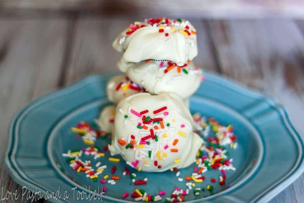 Satisfy your sweet tooth with these White Chocolate Covered Oreos- Love, Pasta and a Tool Belt | desserts | cookies | Oreos | white chocolate | sprinkles | recipes | 