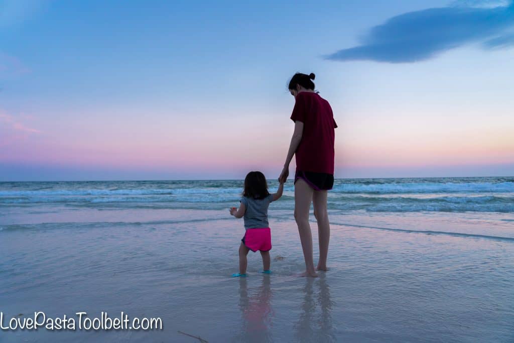 Dicas para uma viagem de praia sem estresse com uma criança pequena