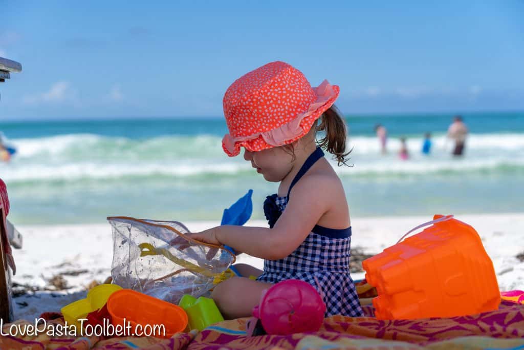 Dicas para uma viagem de praia sem estresse com uma criança pequena