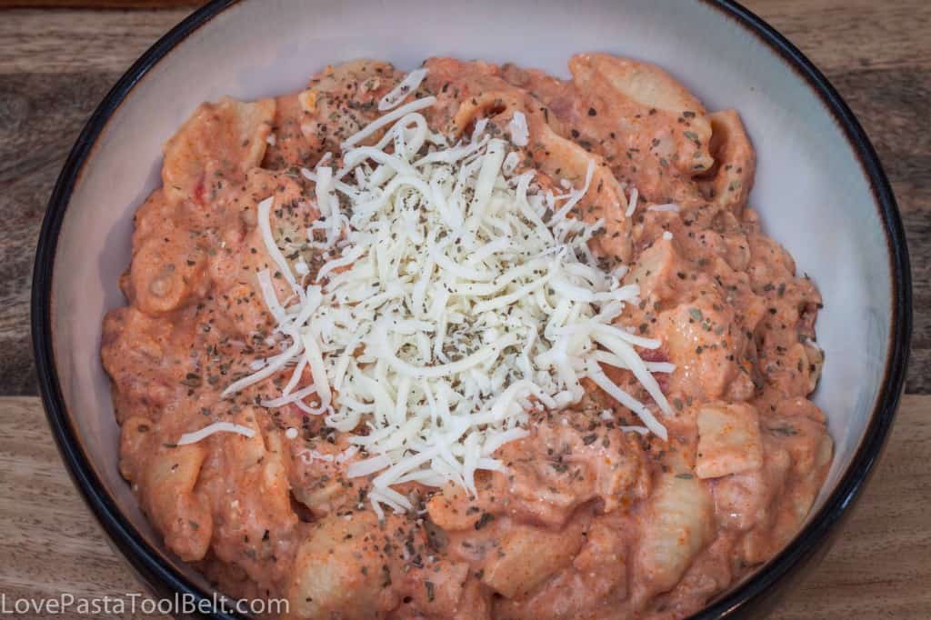 Crockpot Lasagna Soup is a creamy and delicious dinner recipe that is easy to make! | recipes | crockpot | lasagna | soup | dinner | 